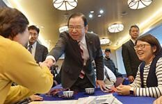 入党を呼びかけ、握手する志位和夫委員長（大阪）2016.12.3