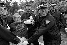  写真/沖縄・東村高江/抵抗する住民を排除する機動隊