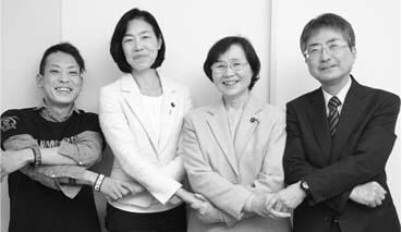 4人が手をつないでいる