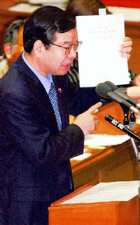 写真＝党首討論にのぞむ志位和夫委員長
